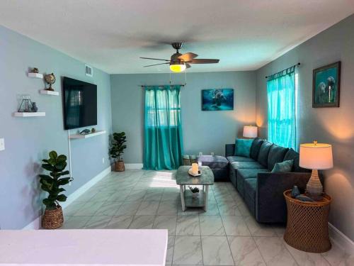 Crystal River Casa | House of Manatees-Entire house with yard, fire pit, dog friendly