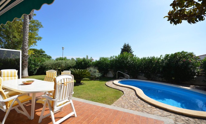 Bon Relax Chalet De Esquí | Casa Olot 68 - A/A, WiFi, jardín, piscina privada, zona tranquila.