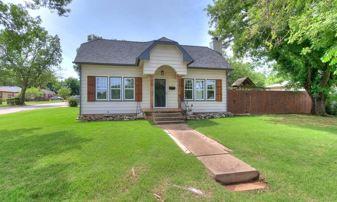 Edmond Casa | House on The Hill in the Heart of Edmond