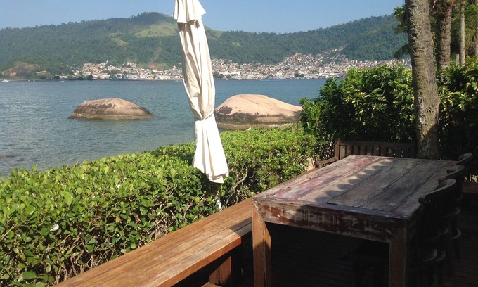 Marinas Casa | Casa de pie en la playa de arena en condominio cerrado, cerca del centro de Angra.