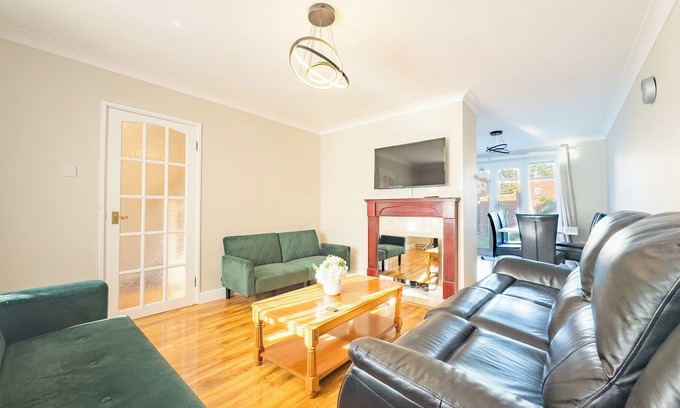 Basildon Casa | House - sleeps 7, private garden & parking