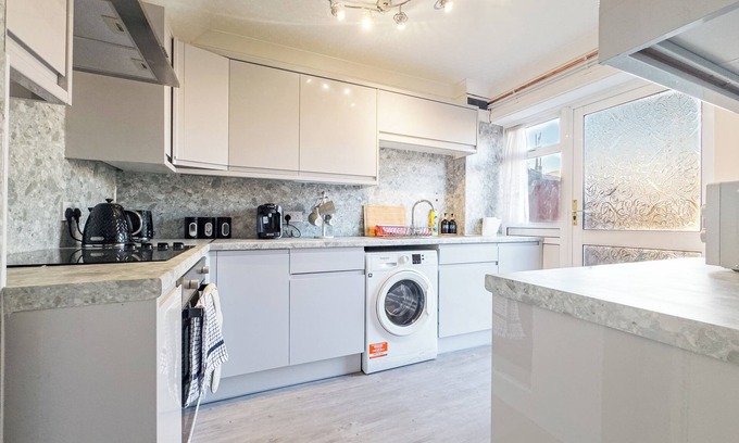 Basildon Casa | House - Sleeps 7, Private Garden & Parking