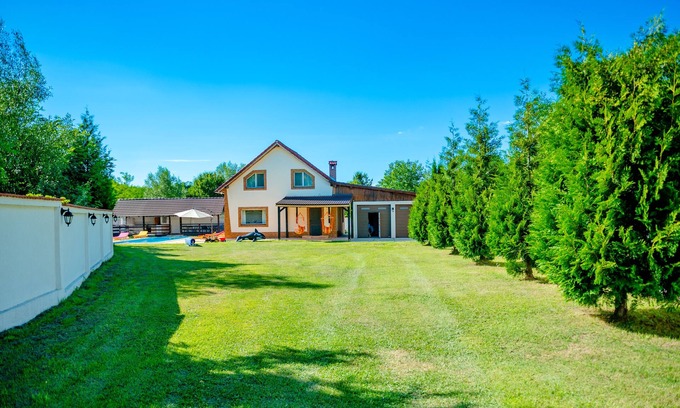 Avrig Cabina | House - Sleeps up to 11, hot tub & free parking