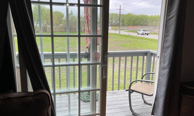 East Chicago Casa | House to rent / rest. 25 min away from chicago!