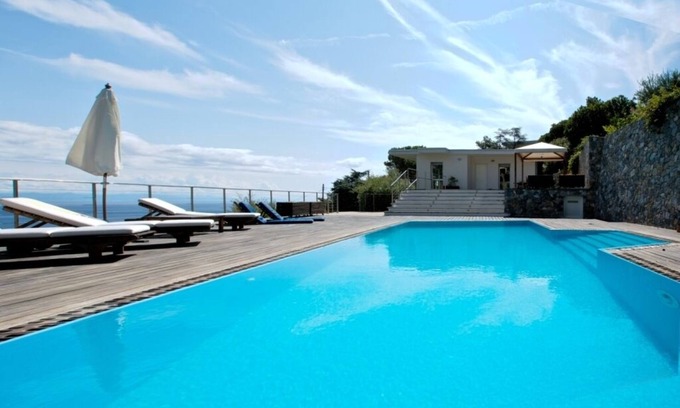 Noli Villa | Villa de lujo con piscina panorámica con vistas al mar.