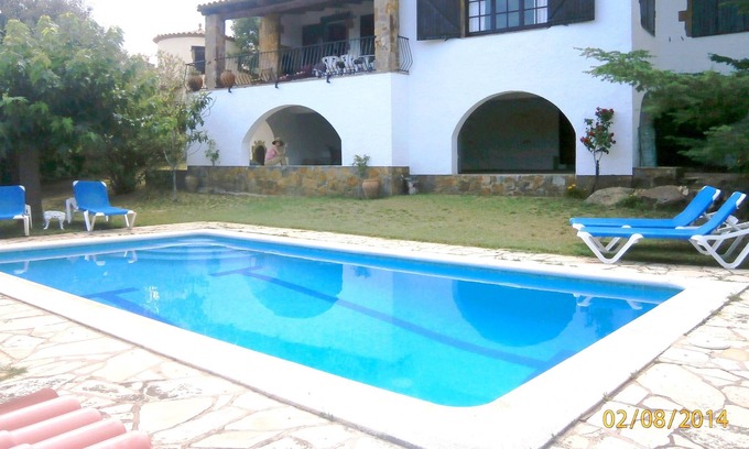 Calonge Chalet De Esquí | *OFERTA* Casa con jardín y piscina en zona tranquila. Perfecto para famílias