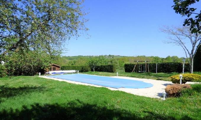 Tourtoirac Casa | Casa con piscina en una aldea tranquila, 4 campos.