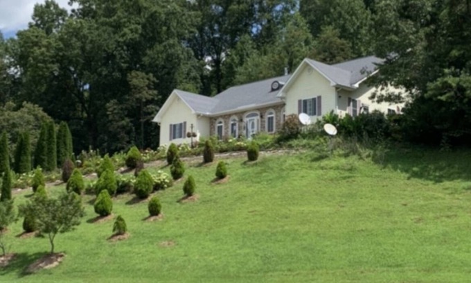 Hendersonville Apartamento | House with private ￼apartment, latest appliance,View,flowers, Creekside.