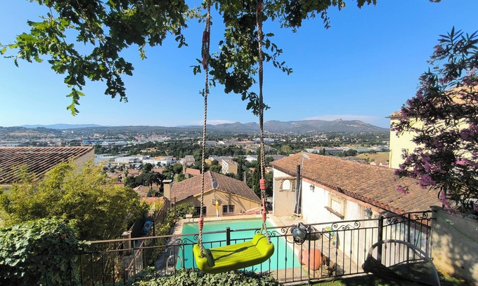 11th Arrondissement Casa | House with swimming pool, direct access to Marseille hills and valleys.