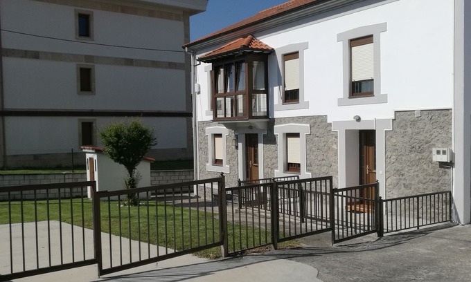 Pedrena Casa | Casa con terraza jardín y vistas a la bahía de Santander