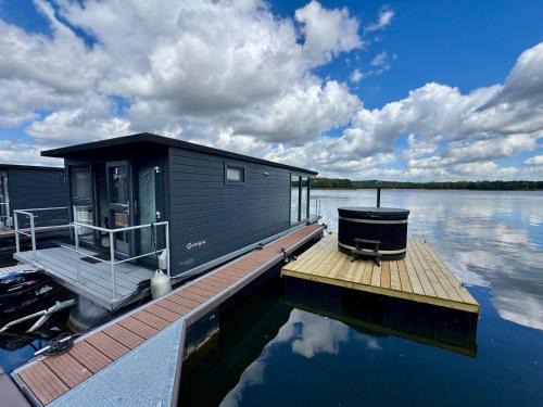 Middelaar Chalet De Esquí | Houseboat Marina Mookerplas 4-6 persons with Hottub