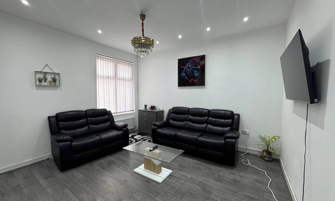 Levenshulme Casa | HouseSleeps9-Patio-Parking-FamilyOK
