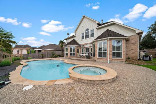 Atascocita Casa | Houston Lake Retreat Pool Lake Front Spa