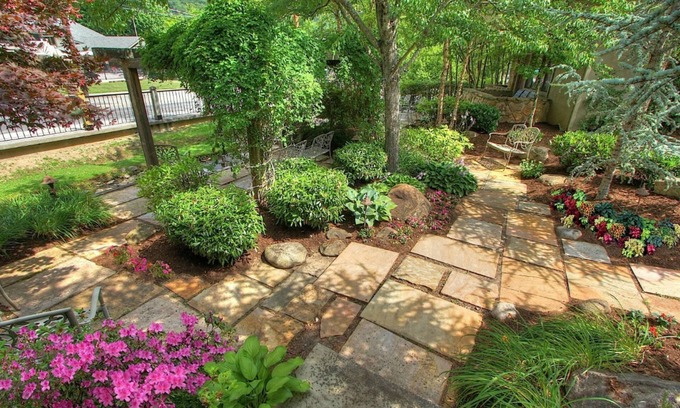 Gatlinburg Hotel | Howard Johnson by Wyndham Downtown Gatlinburg