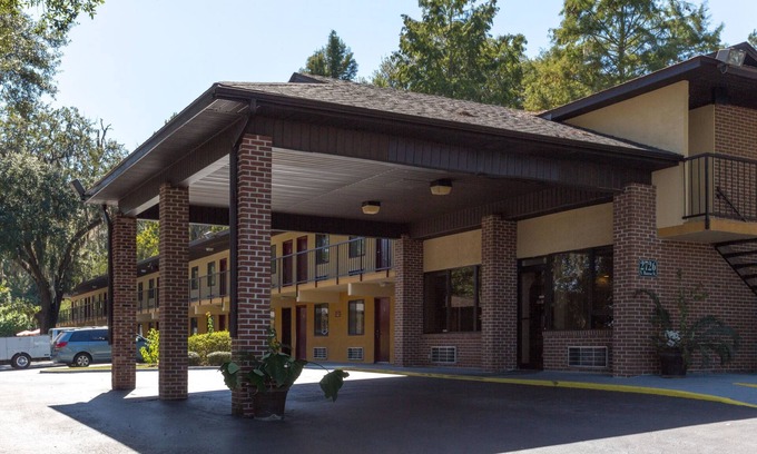 Tallahassee Hotel | Howard Johnson by Wyndham Tallahassee