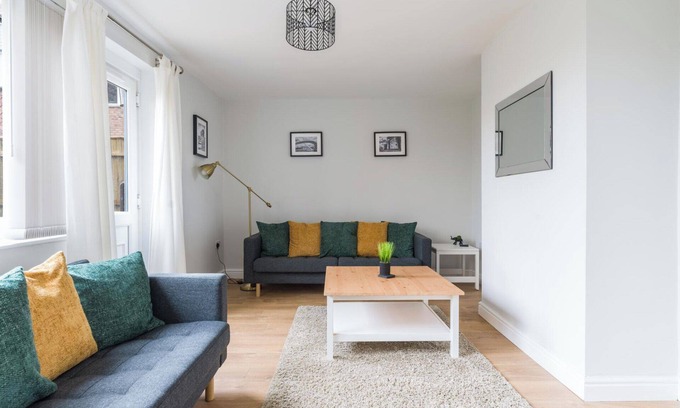 Newcastle-upon-Tyne Casa | Howick House-Sleeps 5-Pet friendly-Parking-Garden