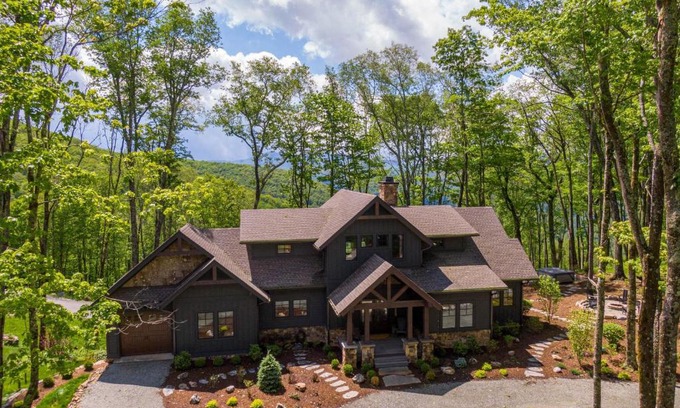 Banner Elk Casa | Howling at the Moon at Eagles Nest