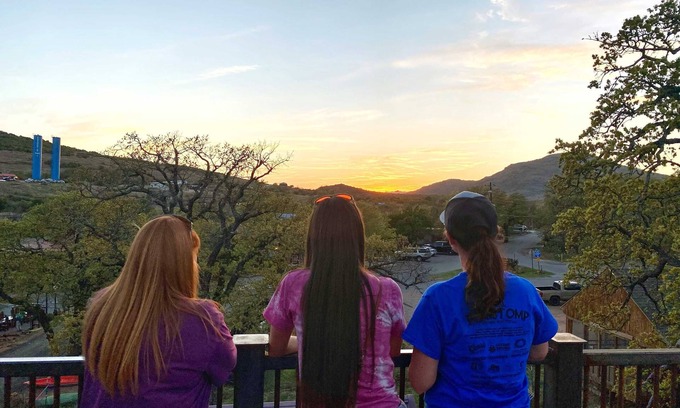 Medicine Park Apartamento | HT Innhabit rooftop view-Hike Wichita Mtns-Slps4