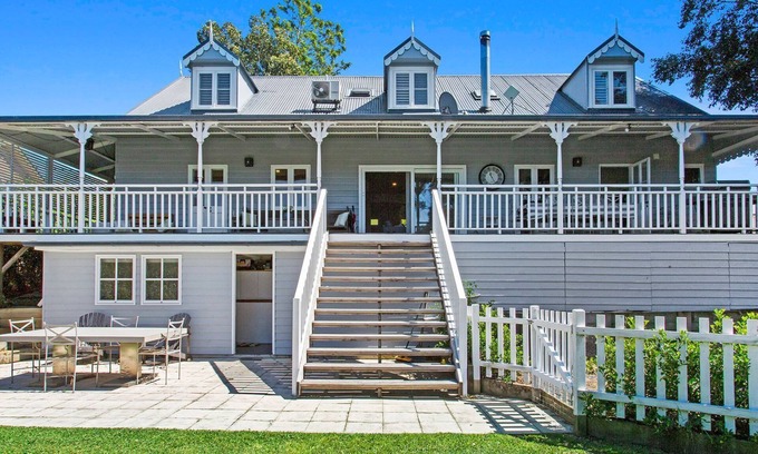 Berry Casa | Huckleberry House - charming house with beautiful gardens and views, short walk to Berry’