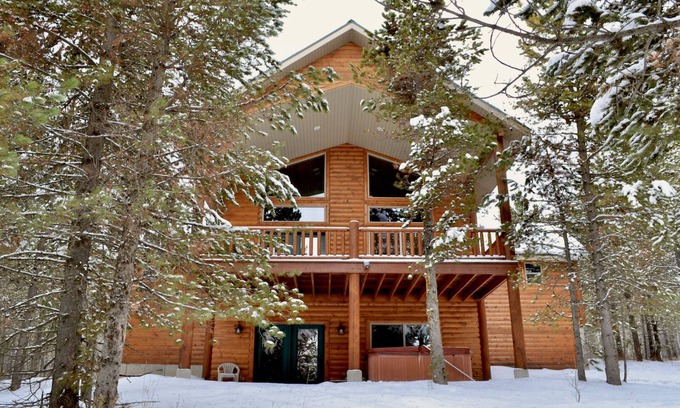 Island Park Cabina | RETIRO DE HUCKLEBERRY⭐️HOT TUB SAT TV BBQ GRILL 20MIN TO YELLOWSTONE CERCA DE ATV TRAILS