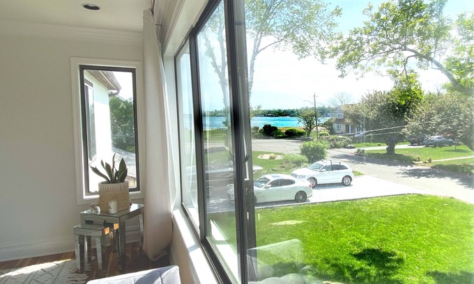 Stamford Casa | Huge 4 br home waterfornt view-walk to Cummings beach/40 min to NYC