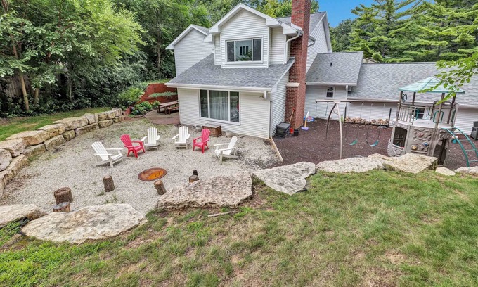 Green Bay Casa | Huge 5 bedroom home close to everything!