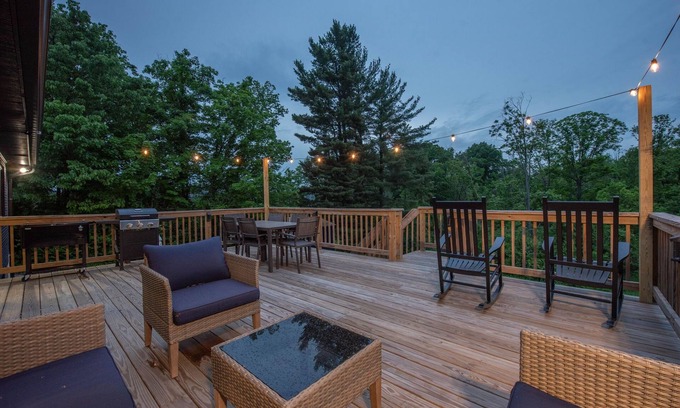 Mount Saint Joseph Casa | Huge Deck - Game Room - 30+ Day Stays
