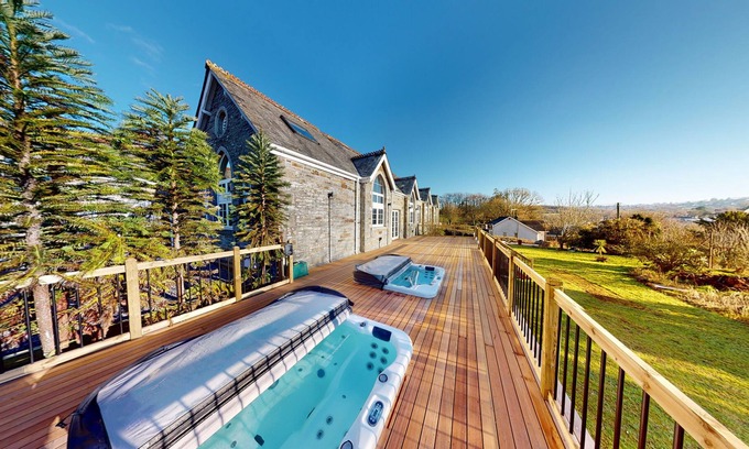 Clearbrook Casa | HUGE HOUSE DEVON - HOT TUB - PLAY AREA - GAMES ROOM - PARKING