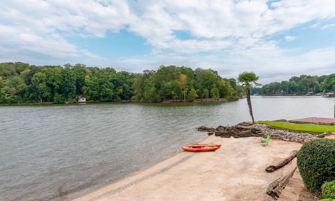 Steele Creek Casa | HUGE Lake Mansion w/ Beach + 2 Great Rooms + Movie Thtr + Dock + Boat Avail