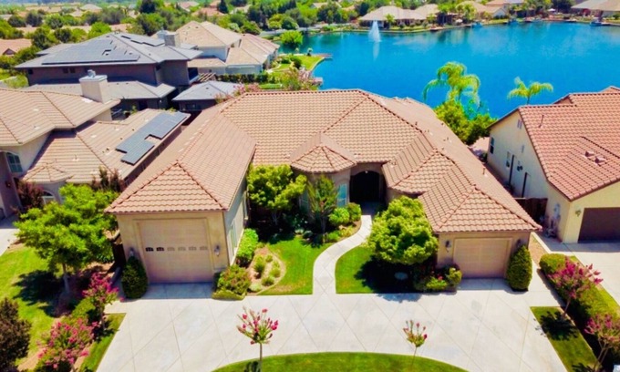 Clovis Casa | HUGE LAKEFRONT HOME . POOL. GARAGE . NATIONAL PARKS