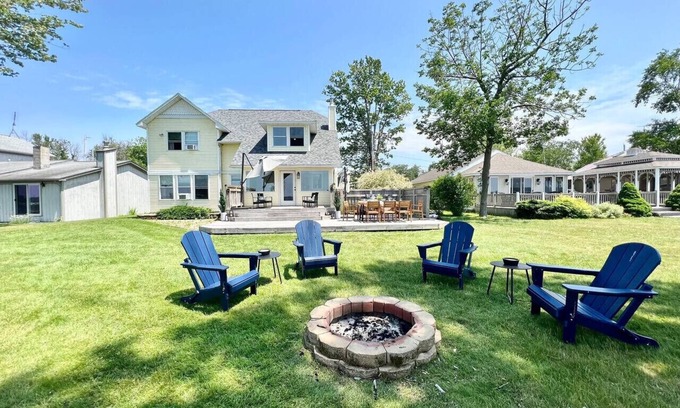 Sandy Creek Casa | HUGE Sandy Pond LAKE HOUSE & Bunkhouse-Sleeps 18!