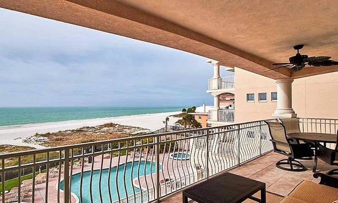 Redington Shores Condominio | Huge Upscale Beachside Corner Condo: 2 Balconies, Pool, 2 HotTubs, Dog-Friendly