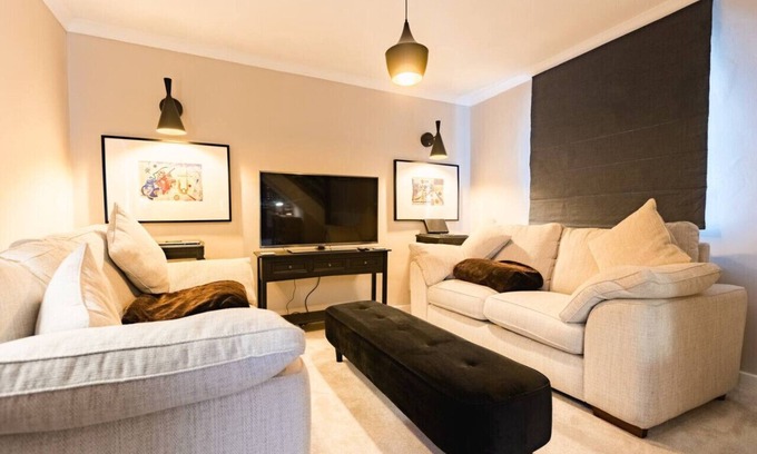 Hull Old Town Villa | Hullidays》Hull Marina Townhouse