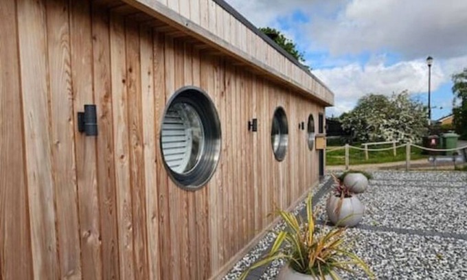 Grimsby Cabina | Humberston Fitties Boathouse