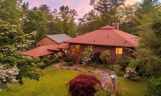 Glenville Cabina | Hummingbird Haven - Spacious, Cozy Cabin Walking Distance to the Lake!