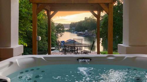 Barium Springs Casa | Hummingbird Home by AvantStay Hot tub Sauna