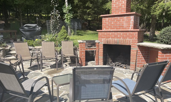 Stroudsburg Casa | Hummingbird Paradise in Pocono, hot tub,sauna,close to vineyards and ski resort