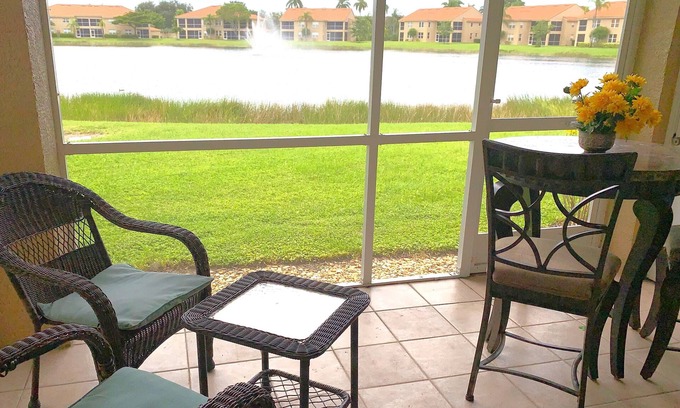 Naples Condominio | Huntington Lakes 2Bdr+Den Lakeview Condo