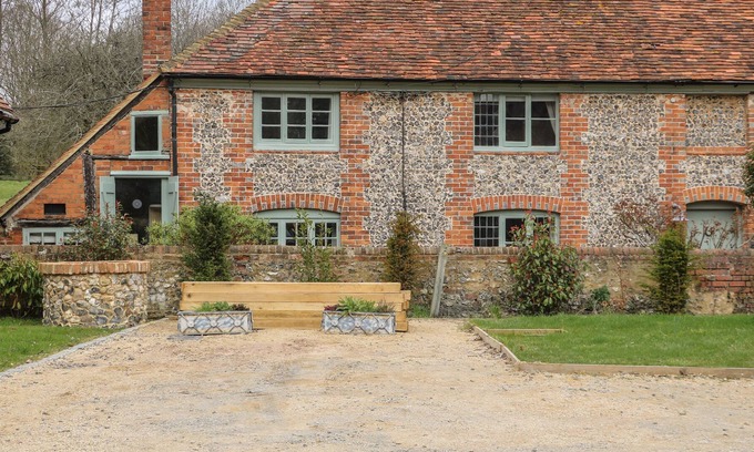 Henley Cabaña | HUNTS FARM COTTAGE, pet friendly, with open fire in Henley-On-Thames