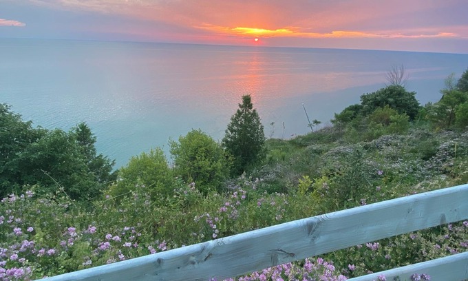 Ashfield-Colborne-Wawanosh Cabaña | Huron Lakefront Cottage Charming 8 bedrms 4bths 18+guests 8car/Hotub/pets .