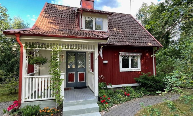 Paryd Casa | Hus Rose - Red vacation home in Påryd near Kalmar with fireplace, garden & fiber optics