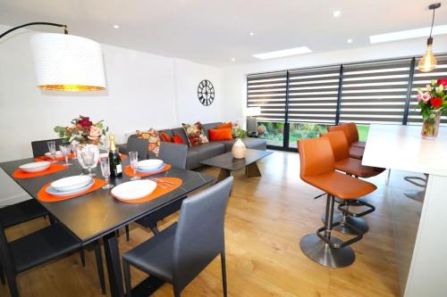 Botley Villa | Hutchcomb Villa, 4 Bed Luxury House,Oxford+Parking