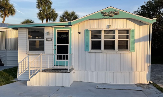 Hutchinson Island South Casa | Hutchinson Island Getaway. Gated beach community with resort amenities