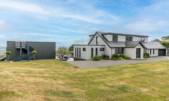 Exeter Casa | HUXHAM VIEW AND ANNEX, pet friendly, with hot tub in Stoke Canon