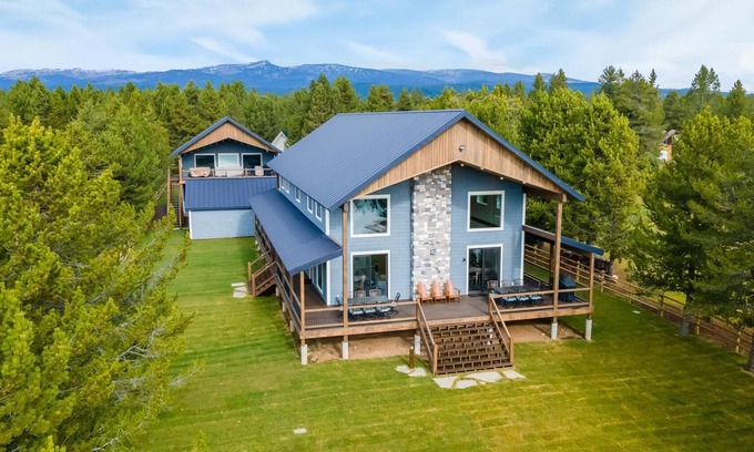 Island Park Cabina | Hygge Lakehouse is your IP Reservoir paradise! Just 30 miles from Yellowstone!