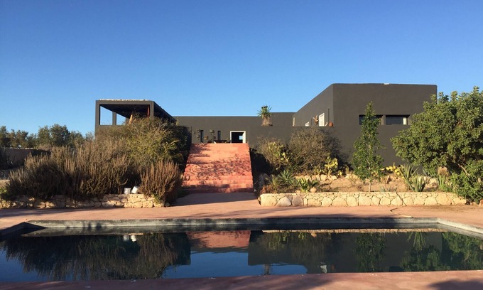 Essaouira Villa | Ibiza villa en el campo de Essaouira. Diseño moderno para relajarse y divertirse.