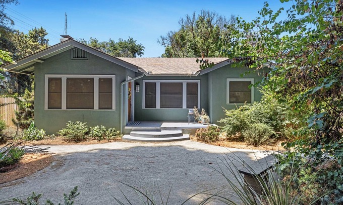 Fig Garden Casa | Iconic Old Fig Home - Amazing Yard w/BBQ & Firepit