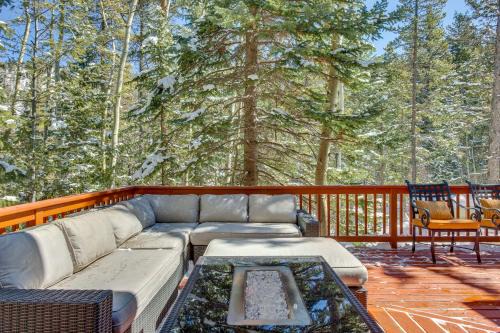 Idaho Springs Casa | Idaho Springs Cabin with Hot Tub on Half Acre!