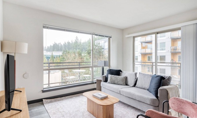 Northeast Bellevue Apartamento | Ideal Bellevue 2BR w/ BBQ, Gym & W/D, walkable area, by Blueground