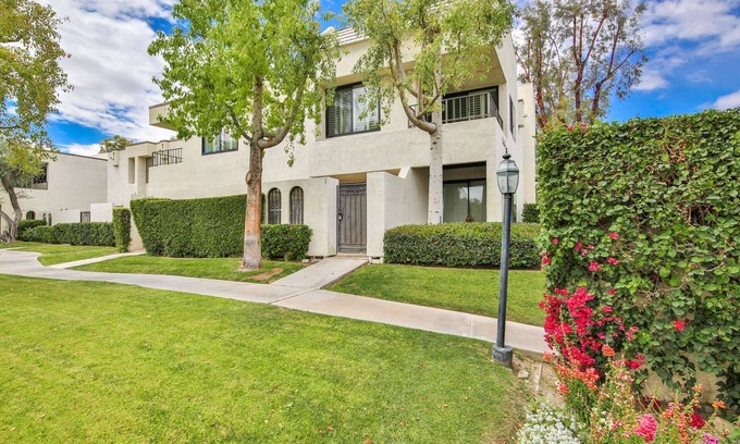 Palm Desert Condominio | 1/2 cuadra de El Paseo- ¡Excelente ubicación! Gran piscina y spa! Tenis gratis! W / D!